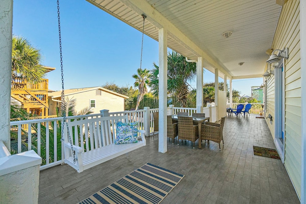 Perfect Beach House 2min Walk With Heated Pool and Hot Tub 4 bed 3 Bath With Pet Friendly