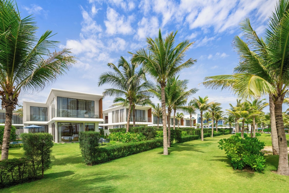 Aqua Vista Hoi An Beachfront Villas