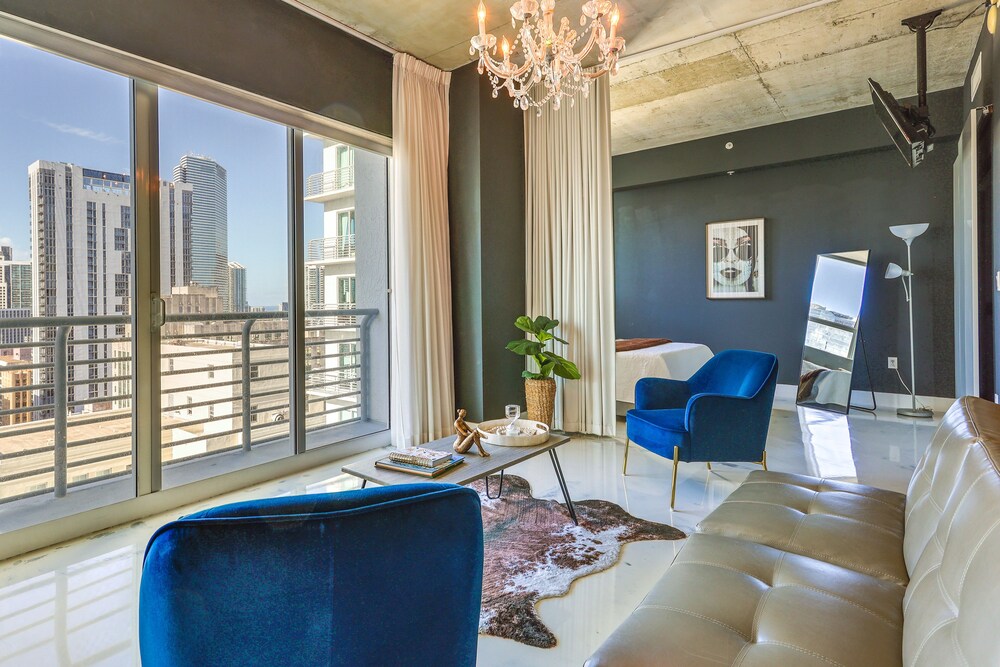 Luxe Downtown Miami Apt: Balcony, Pools, City View