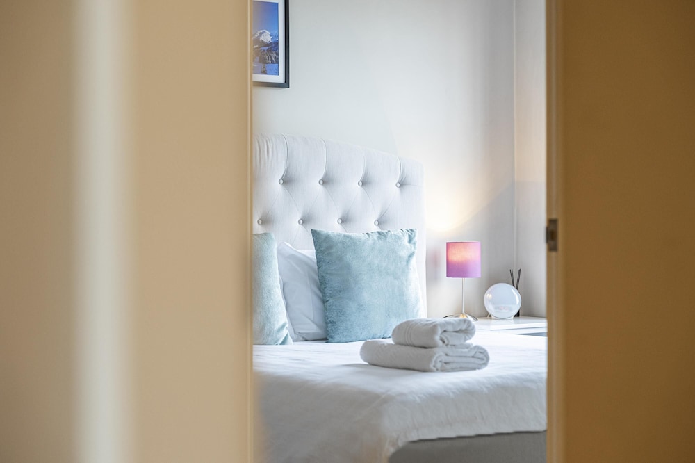 Peaceful Putney Apartment by Underthedoormat
