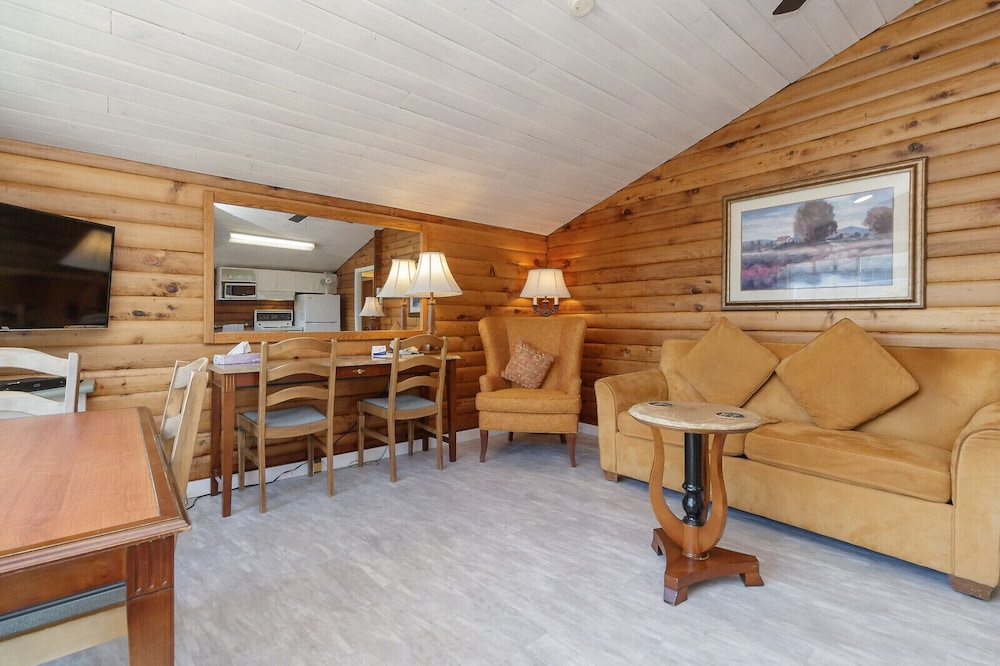The Cedarwood Inn & Suites