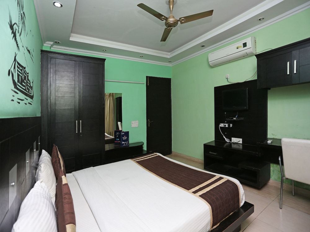 OYO 6895 Hotel Cybercity Rooms & Suites