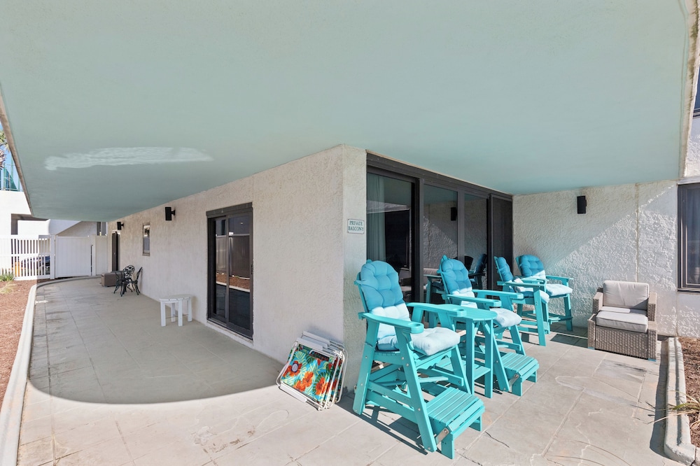 Steps to Paradise: Ground-floor 2br/2ba Beachfront Condo, Sleeps 8, Gulf Views!