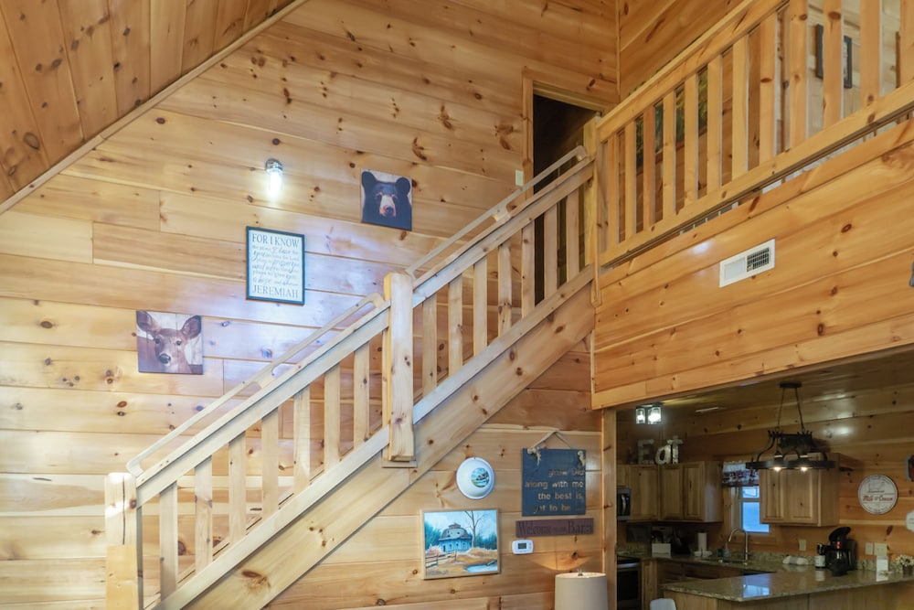 2 BR Pigeon Forge Home w/ Porch & Hot Tub