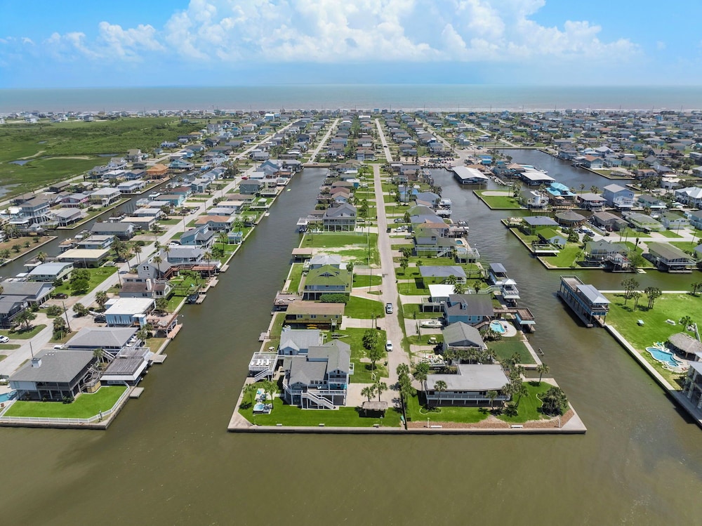 Blue Marlin Bayfront Retreat by Ryson Vacation Rentals