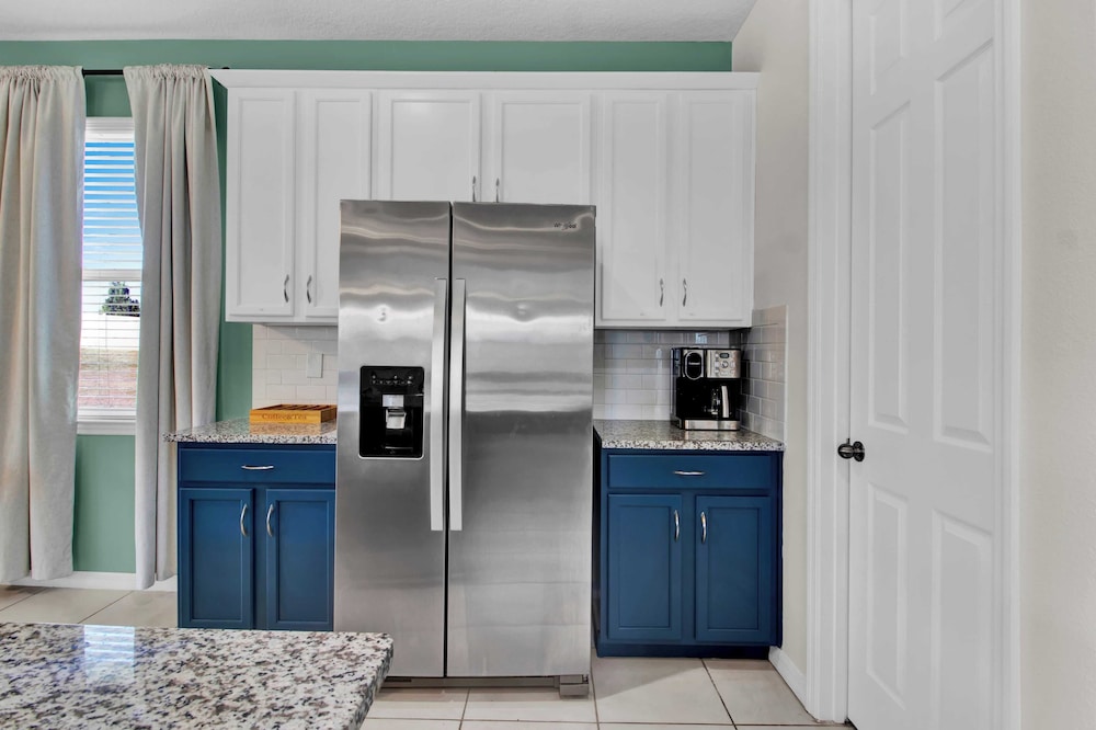 Sleeps 20! 9bdr, Star Wars-themed Game Room, Pool, Hot Tub Nassau by Avantstay