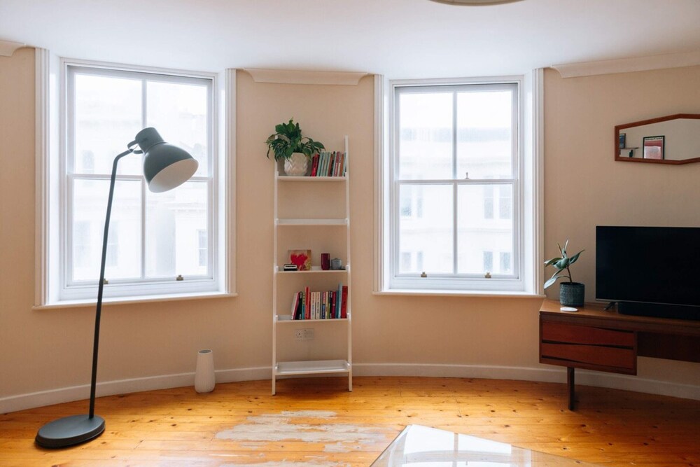 Bright 2BD Flat - 2 Mins to the Beach, Brighton! view 3