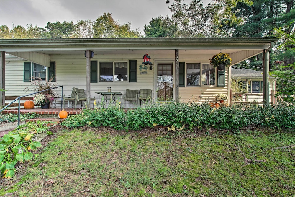 Idyllic Manor Farm Cottage: 3 Mi to Chambers Lake!