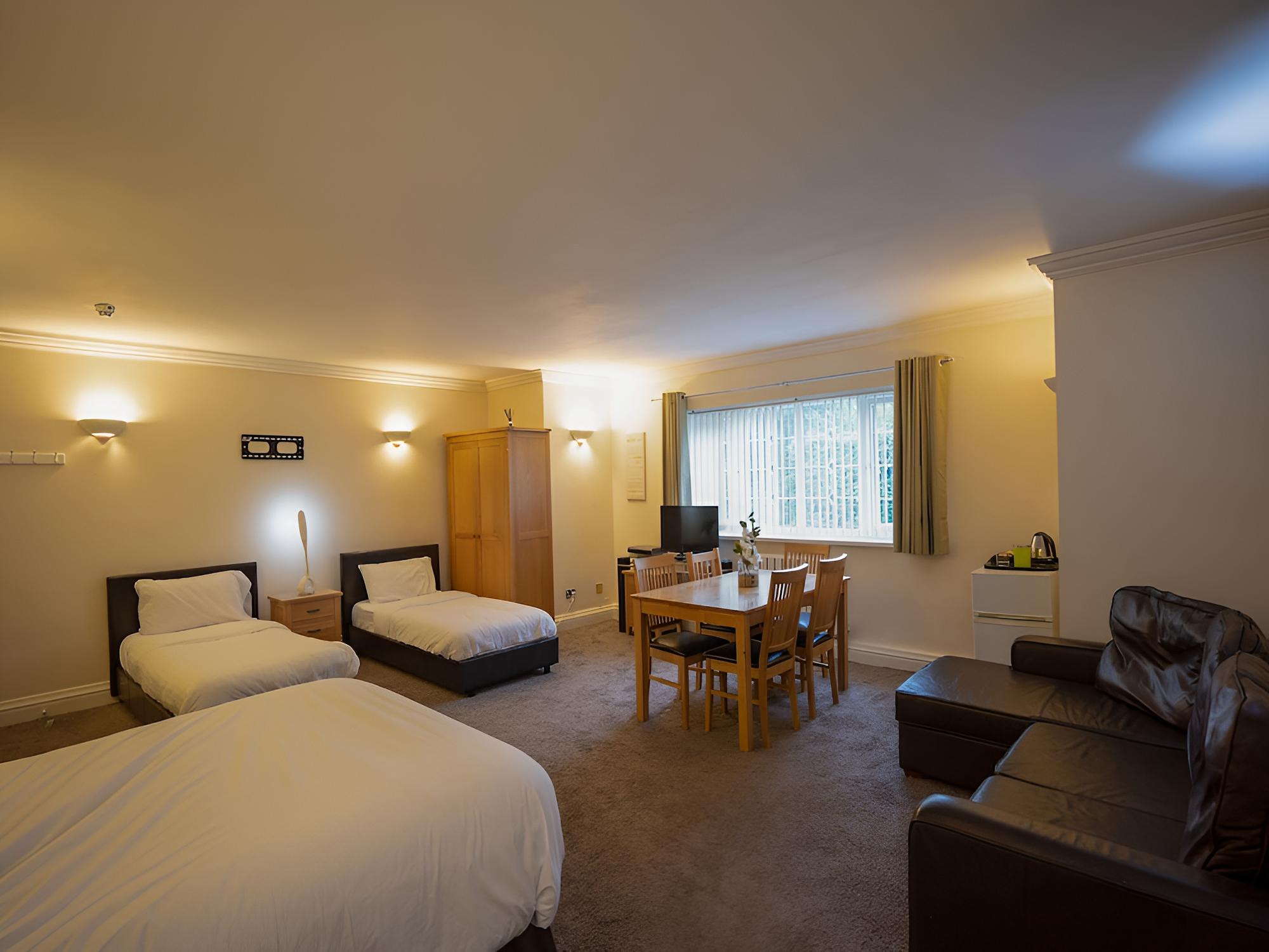 OakCroft GuestHouse Manchester Airport
