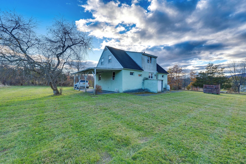 Charming Gardiner Home w/ Yard & Sunroom