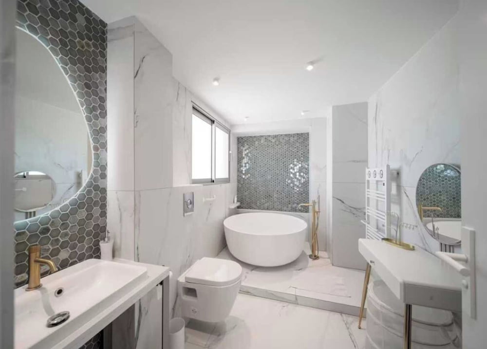 Modern Apartment - 3br- 6P - Palm Beah