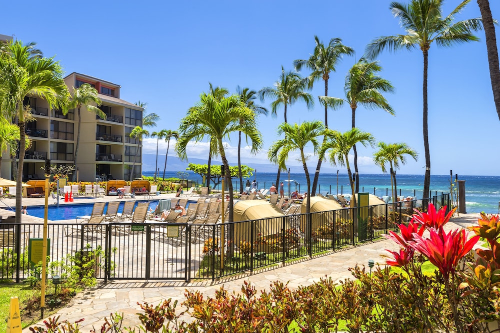 Kaanapali Shores Studio 742 Studio Bedroom Condo by RedAwning