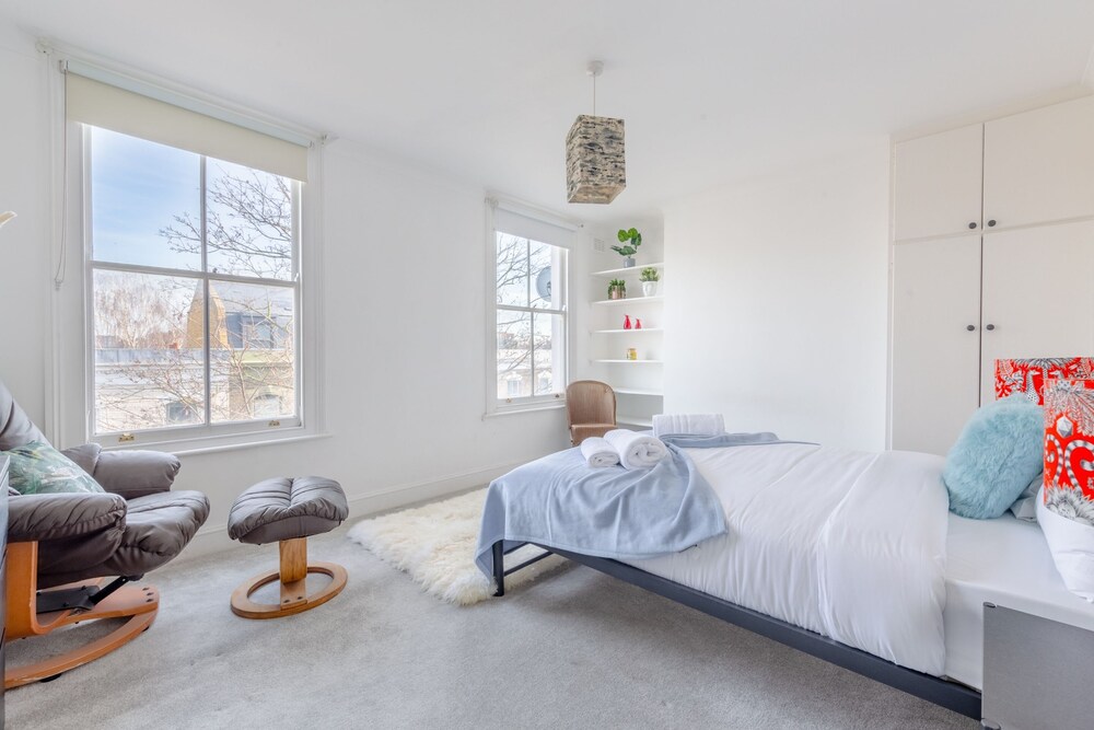 Spacious 3 Bedroom Flat in Brixton