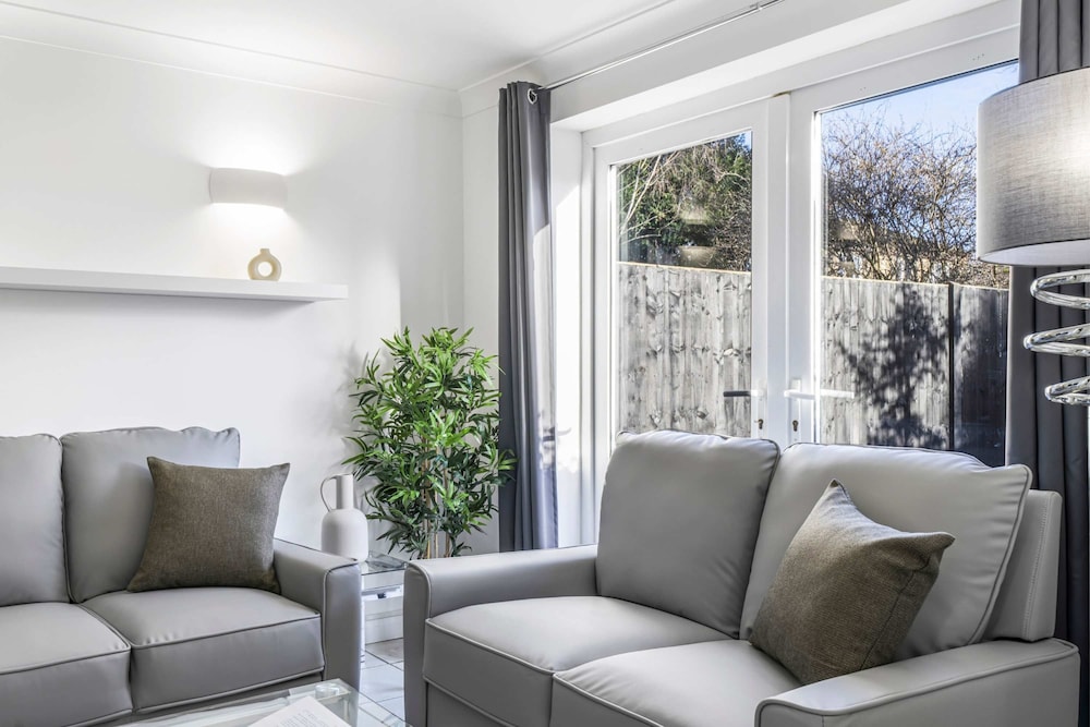 Elegant 4BR House Near City Centre Angus Suites