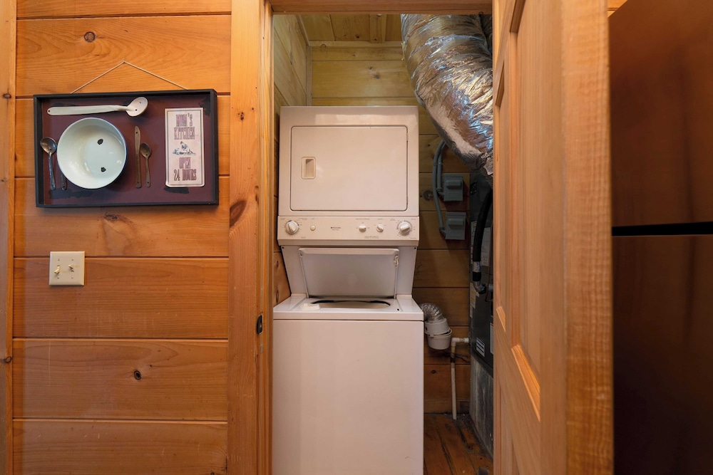 Big Bear Lodge by Avantstay Smoky Mountain Views, Hot Tub, Theater & Game Room
