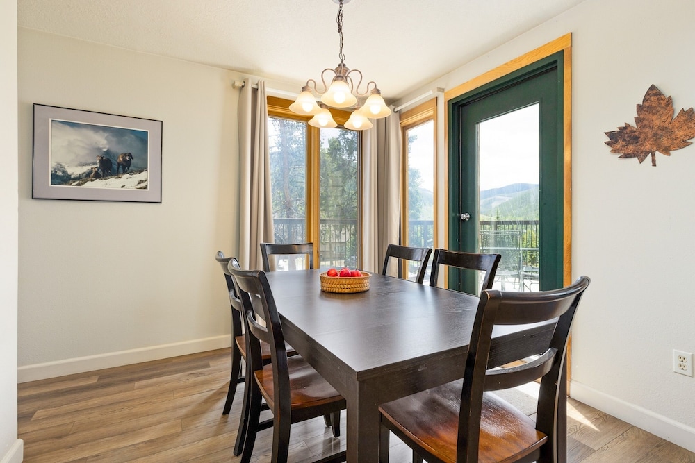 1607 Quicksilver 2 Bedroom Condo by RedAwning view 5