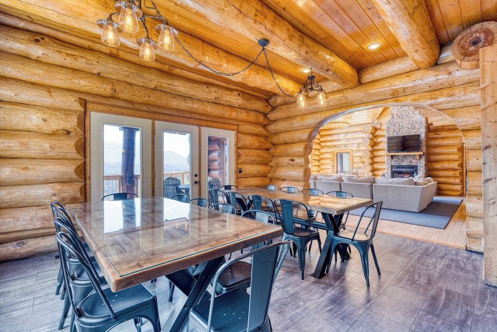 Pinnacle Chalet by Avantstay Luxury Cabin w/ Panoramic Views, Fireplace & Game Room