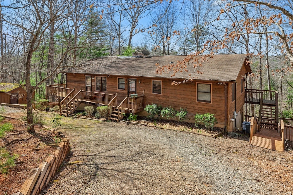 Warm And Cozy Cabin In Lake Lure, Nestled In Hardwood Trees, Peaceful Home- Wifi 3 Bedroom Home by Sunscape Property Management view 4