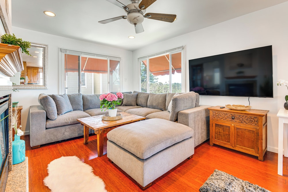 Walk to Ocean: Manhattan Beach Apt w/ Deck