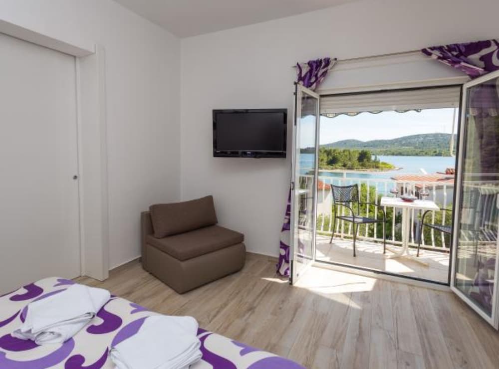 Cozy Seaview Retreat A & M Apartments