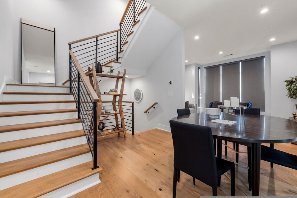 Luxurious Midtown Home Rooftop Views by Silverx
