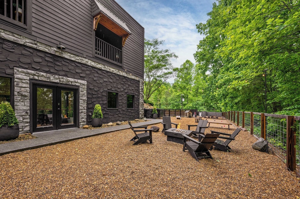 Indoor Heated Pool, Game Room, Hot Tub, Firepits & Spacious Lodge Perfect for Families, Groups & Friends 2 Firefly Mountain Suites by Avantstay