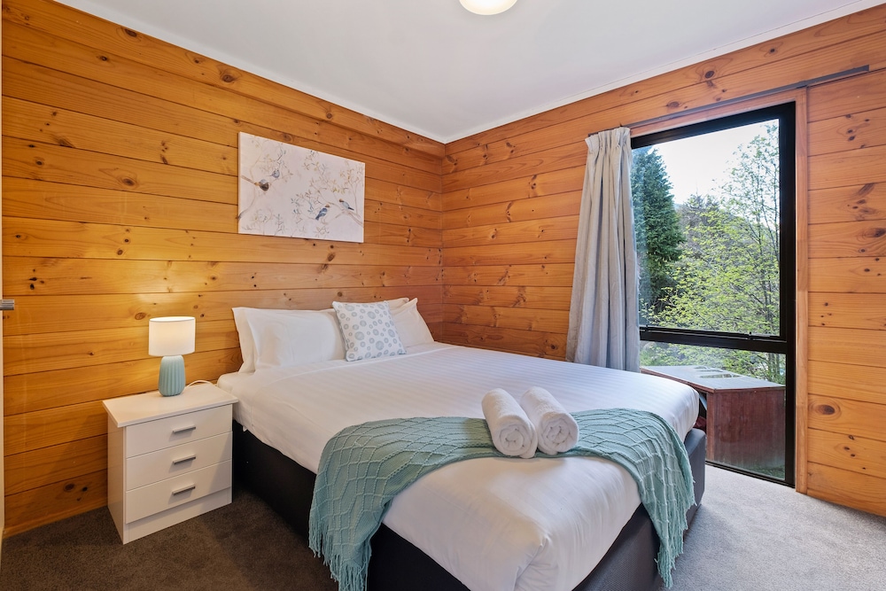 The Lodge   Plush  Quiet   Picturesque view 3