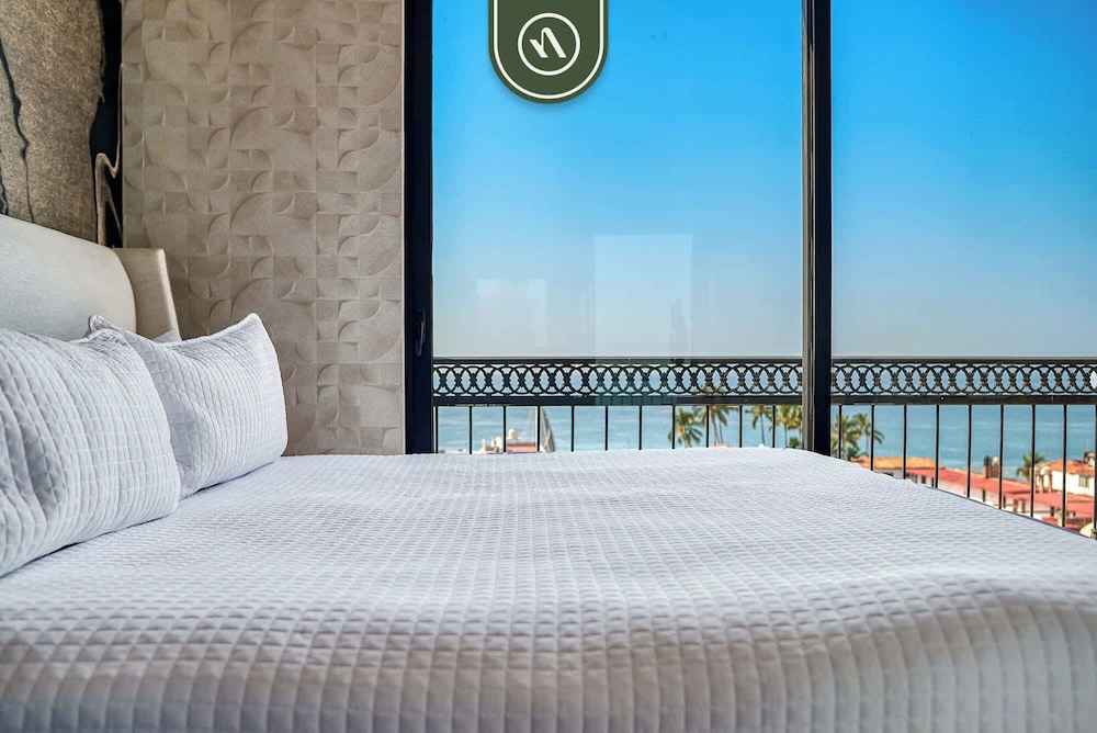 Luxury Corner Unit With Breataking Ocean Views