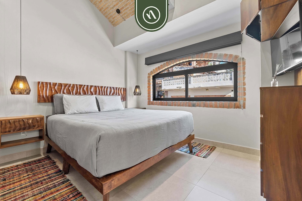 Restored Historic 2 BR Condo in Downtown - Pool