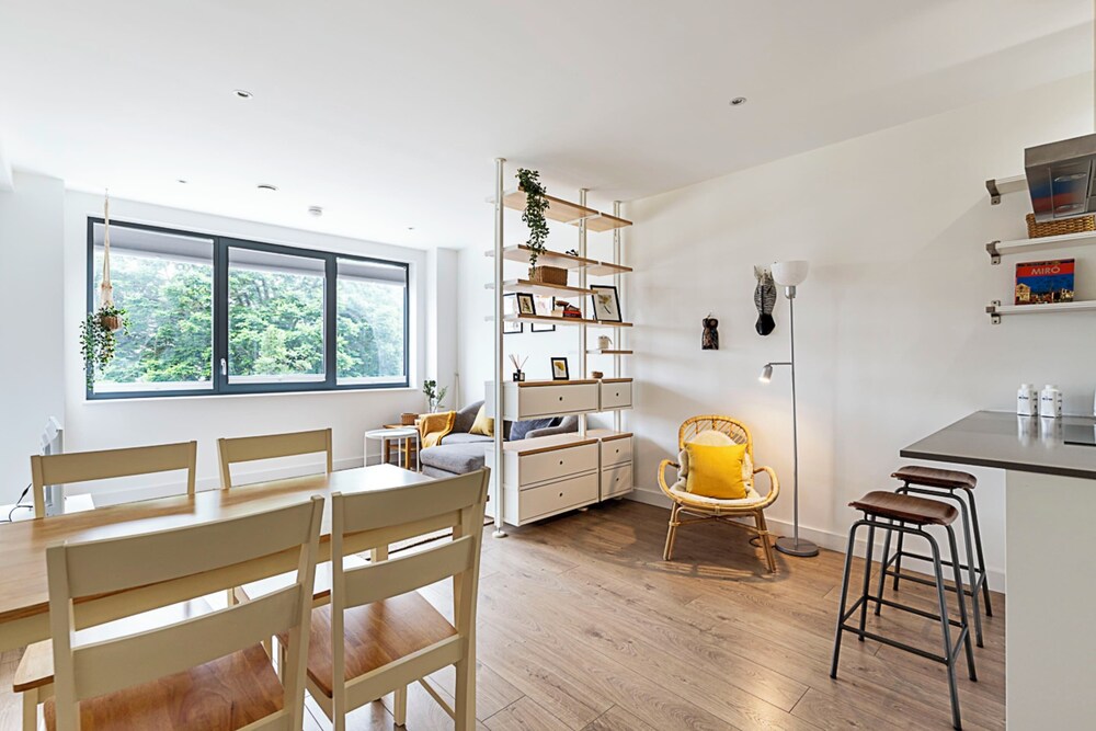 Well-connected, Cosy and Bright Modern Flat