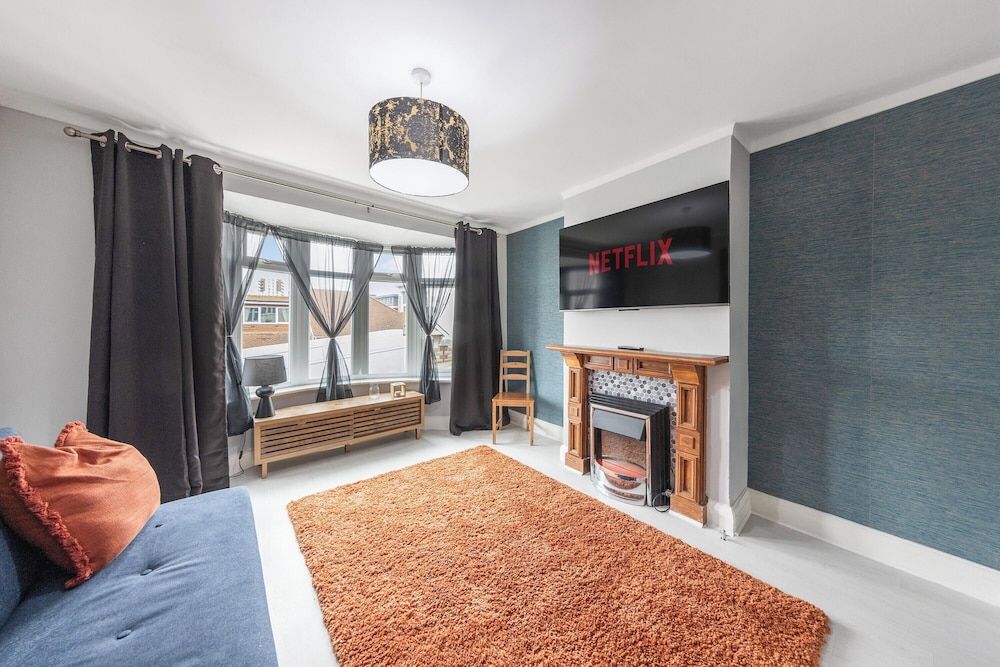 4 Bd House - Sleeps 8 With Garden & Parking
