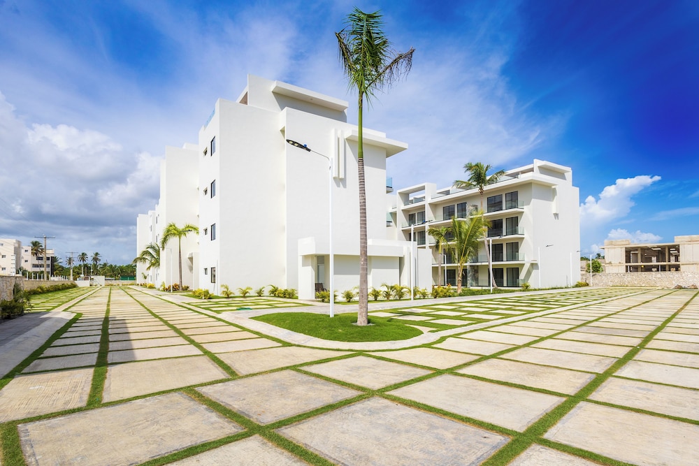 Tropical 2BR Retreat - Terrace, BBQ and Pool