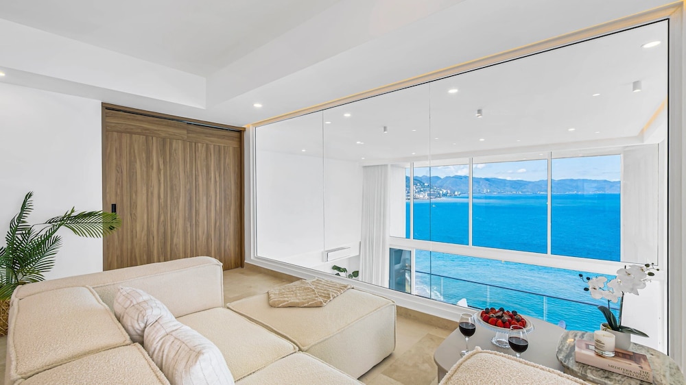 4BR Luxury Penthouse with Ocean Views