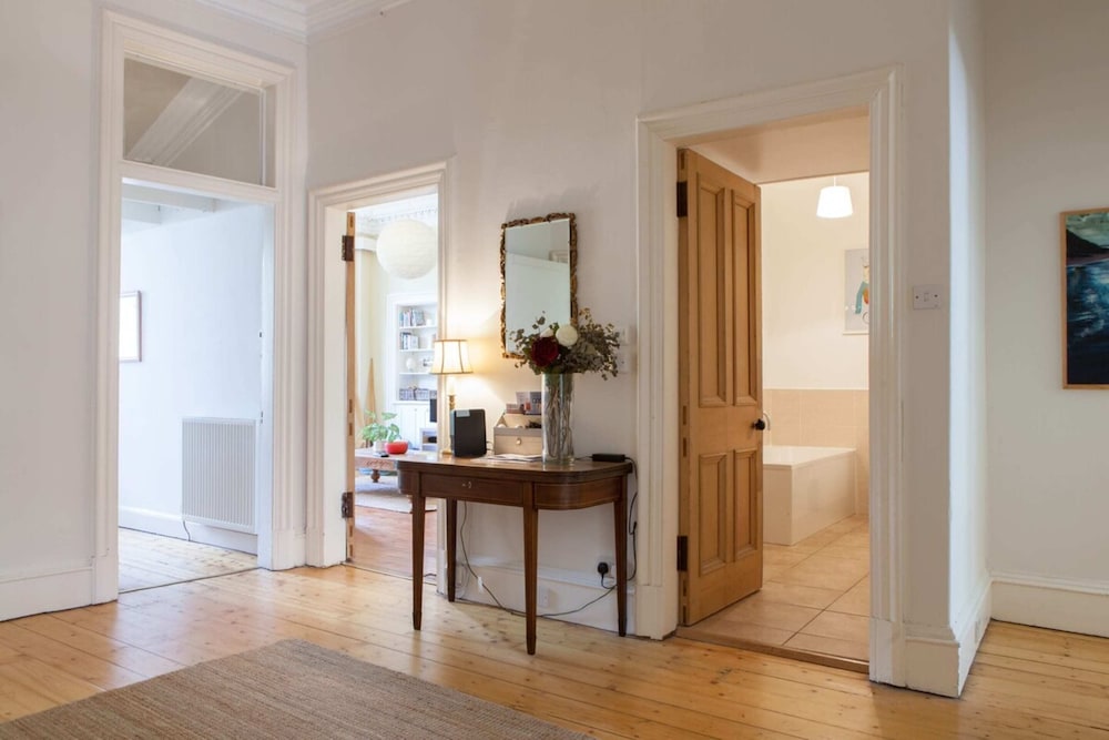 Amazing 4 Bedroom Apartment Just Off The Meadows