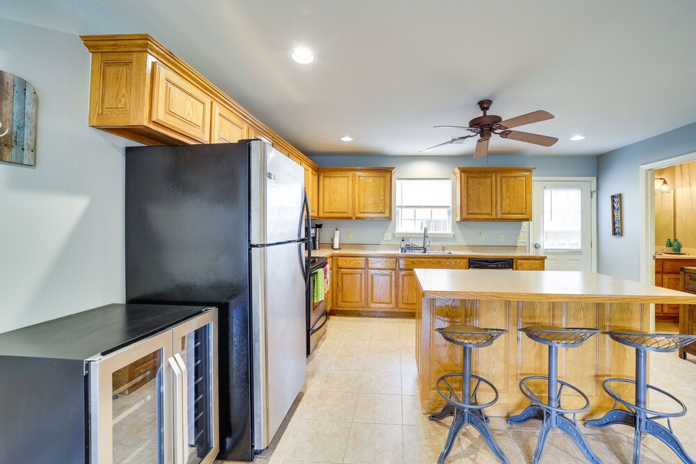 Modern Eucha Retreat w/ Deck & Lake Access! view 5