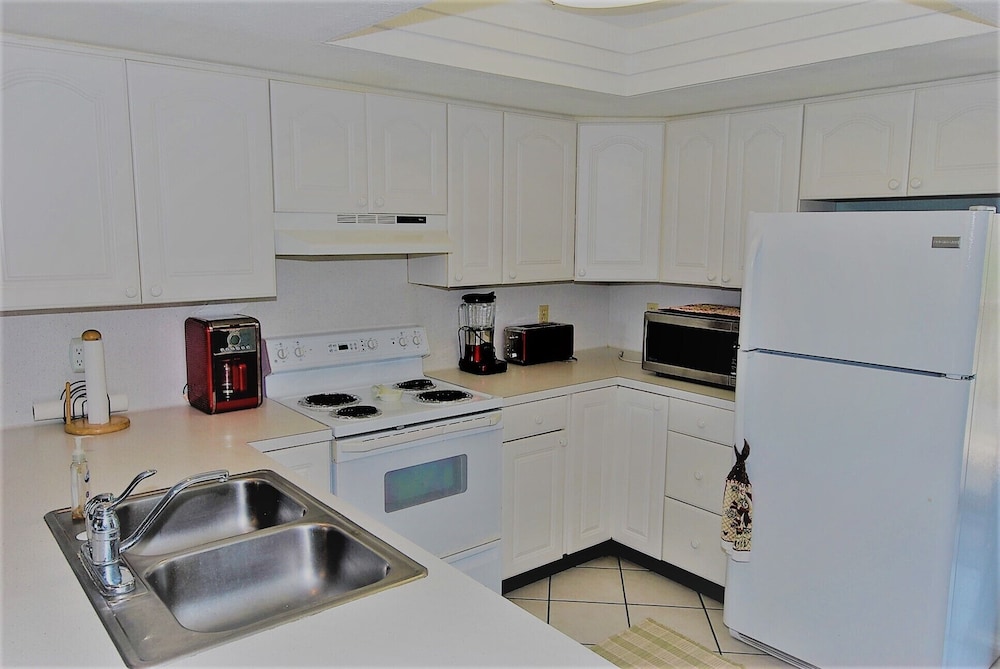 Parklane Unit #311 2 Bedroom Condo by RedAwning