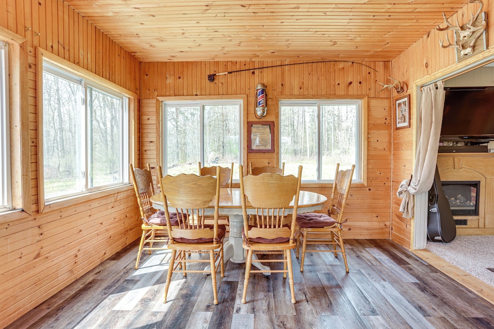 4 Mi to Snowmobile Trails: Muskegon River Retreat