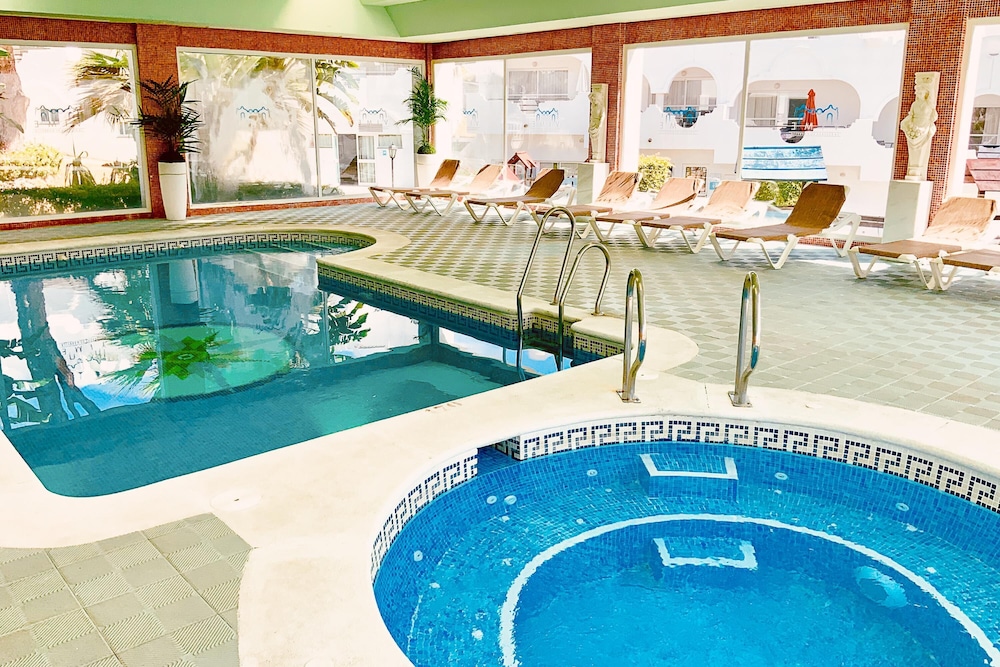 Marbella Resort 1 Pool Whirlpool Sauna