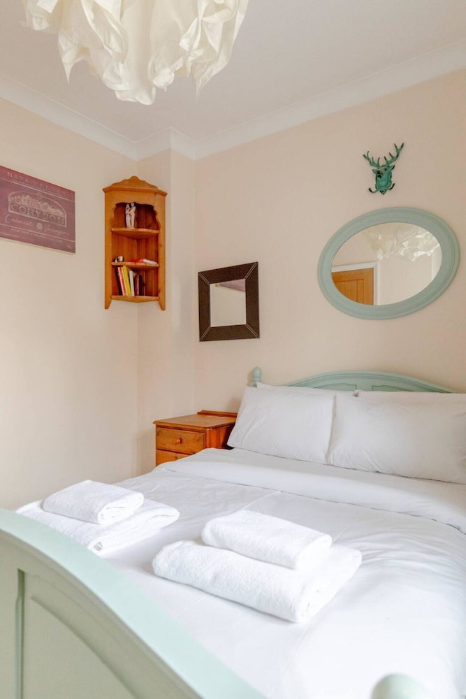 Charming 1BD Retreat With Garden Area, Greenwich!