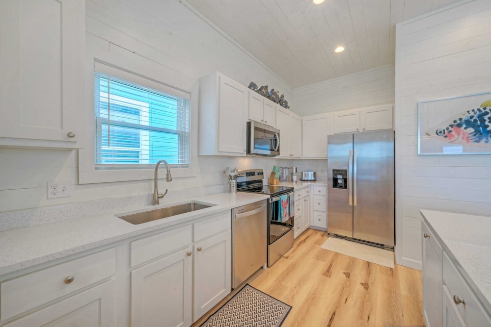 2 Homes, Sleeps 22 2 Private Pools, Firepit, Steps to Beach Boardwalk Access