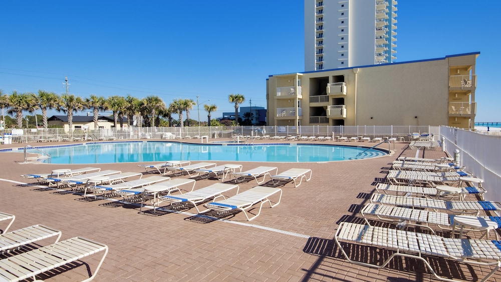 Tidewater Escape: 1br/2ba Beachfront Condo, Sleeps 6, Gulf Views & Comfort!