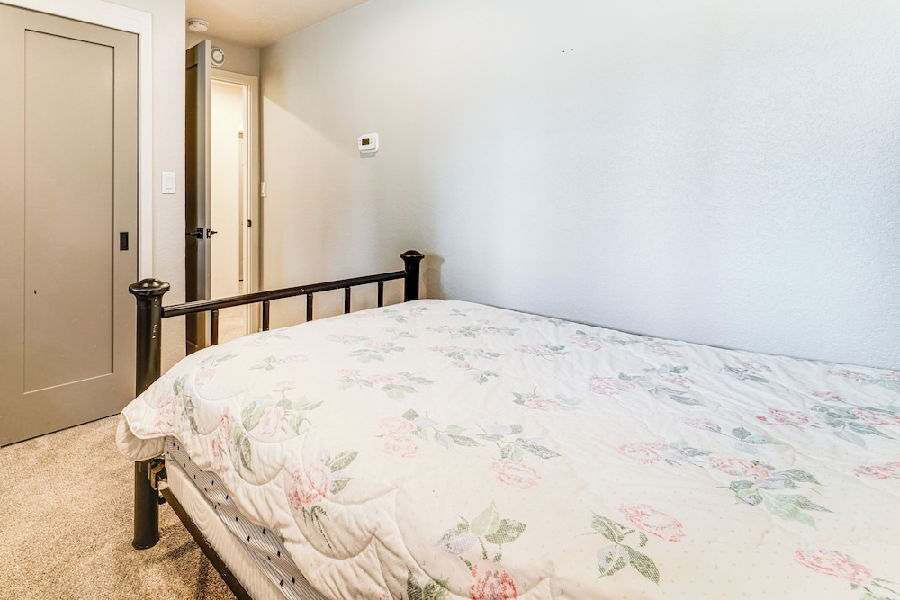 3 Mi to Diamond Peak: Mtn-view Home w/ Fireplace