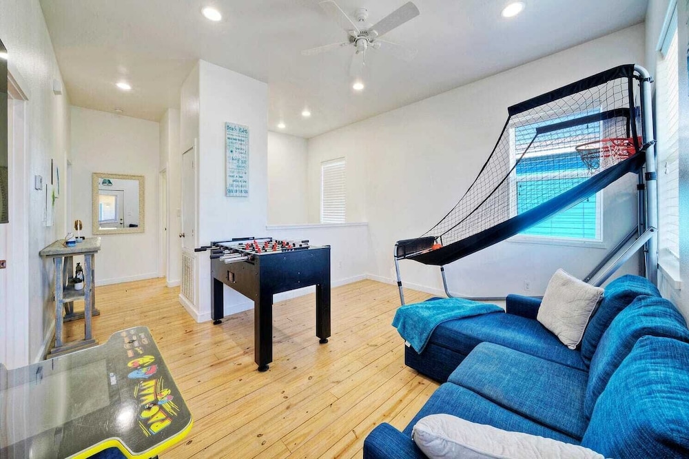 Sleeps 24, 2 Homes 2blocks to the Beach, Pool, Game Room, Patio w/ Outdoor Bar