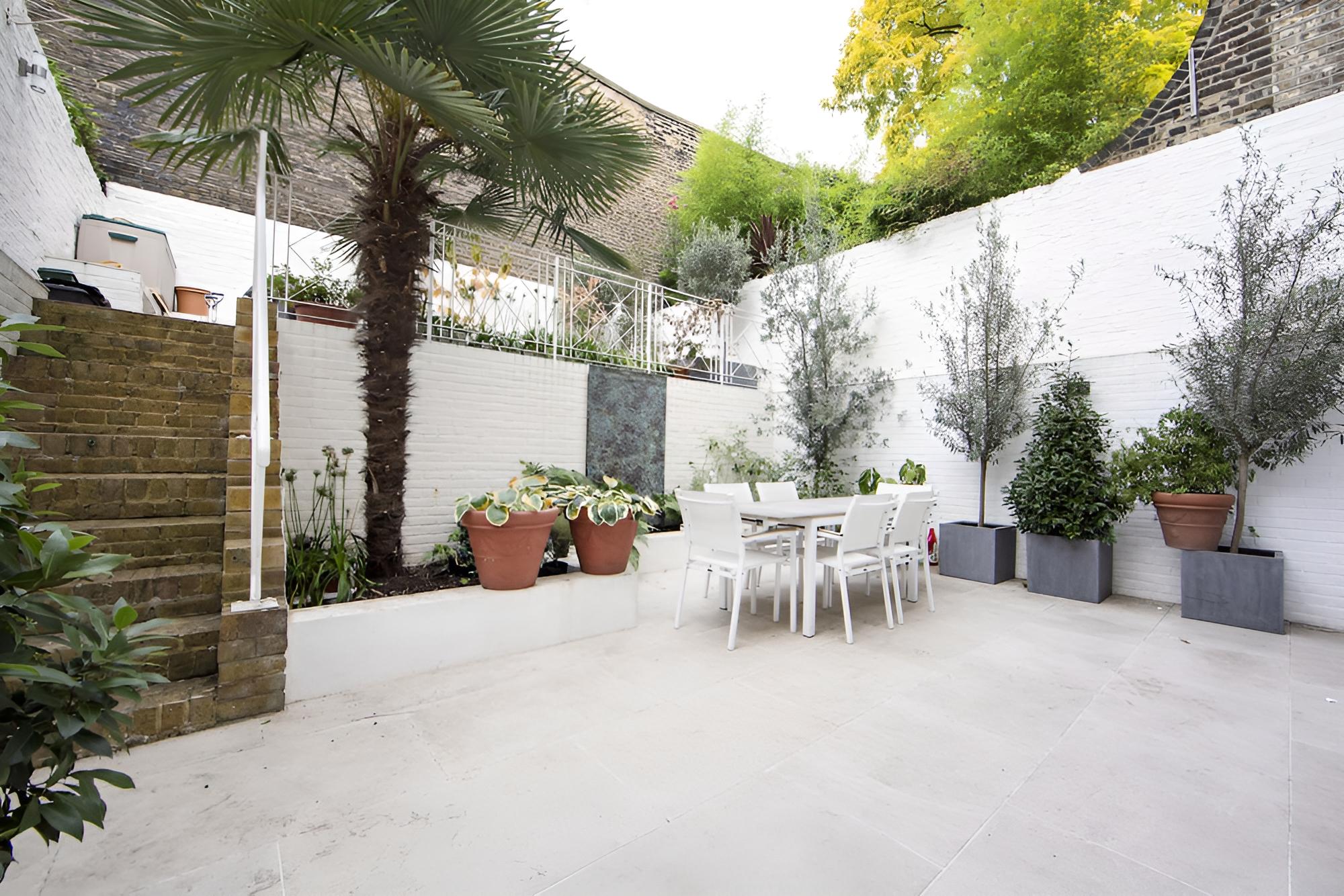 Beautiful and Spacious 2 Bed/2 Bath Property Just Moments From Earls Court