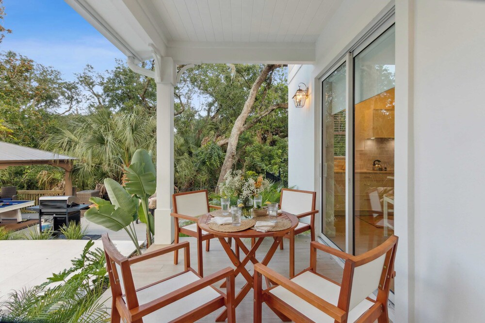 Serenity at Surfside by Avantstay Pool, Porches, Fire Pit & Arcade Near Vilano Beach