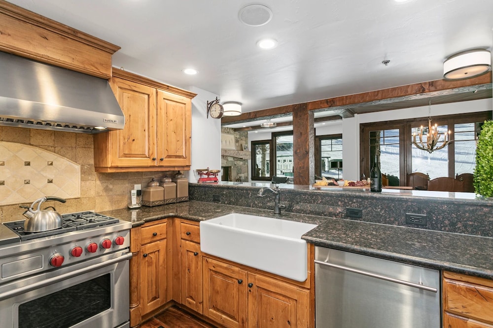 Grand Lodge - 3 Bedroom Deluxe #304 - Ski-in/out 3 Condo