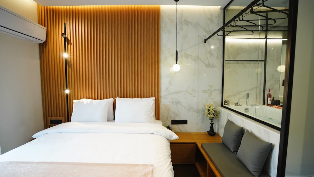 Luxury Suites with JACUZZI by Sea&theCity