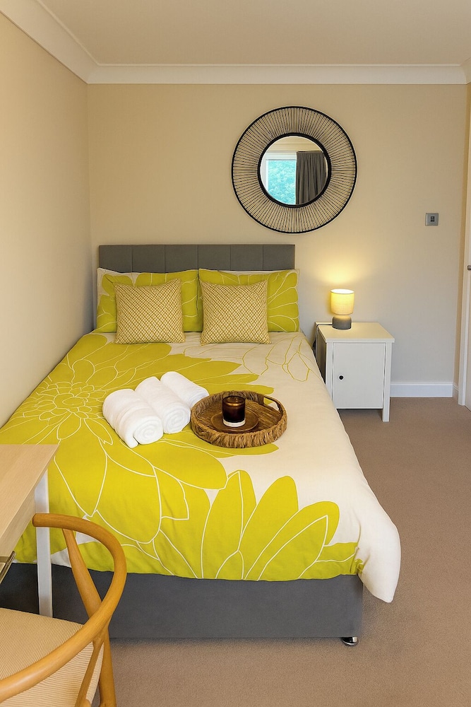2 Bed Apartment - Sleeps 4 - Parking - Wifi