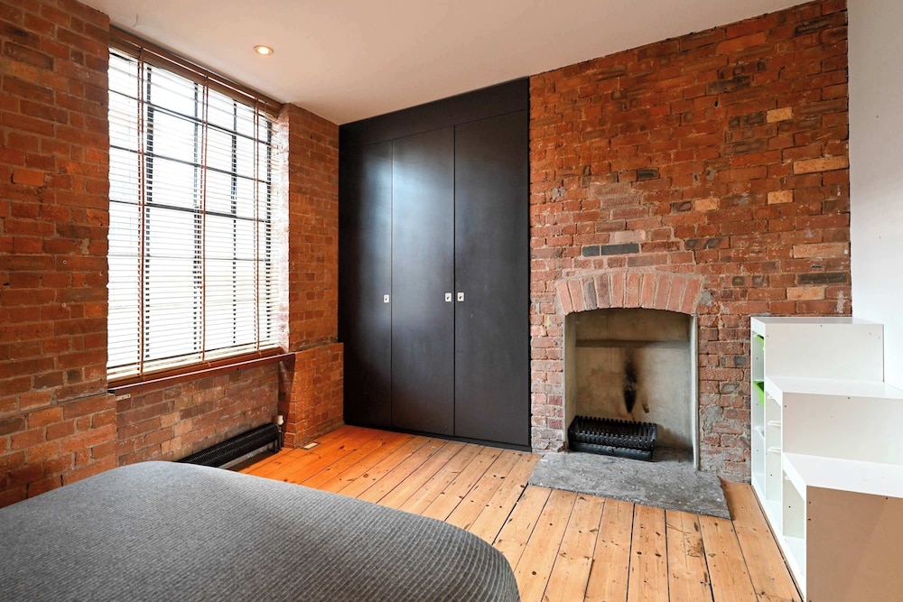 Characterful Double Bedroom in a Converted Warehouse Shoreditch
