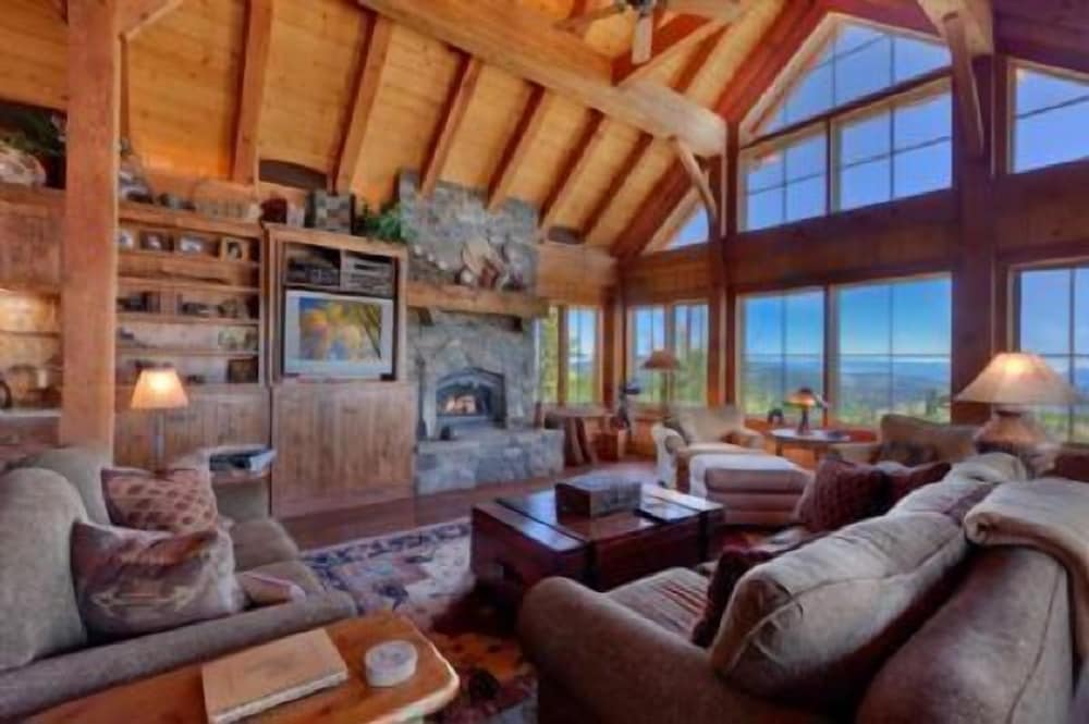 Glacier Luxury Lodge